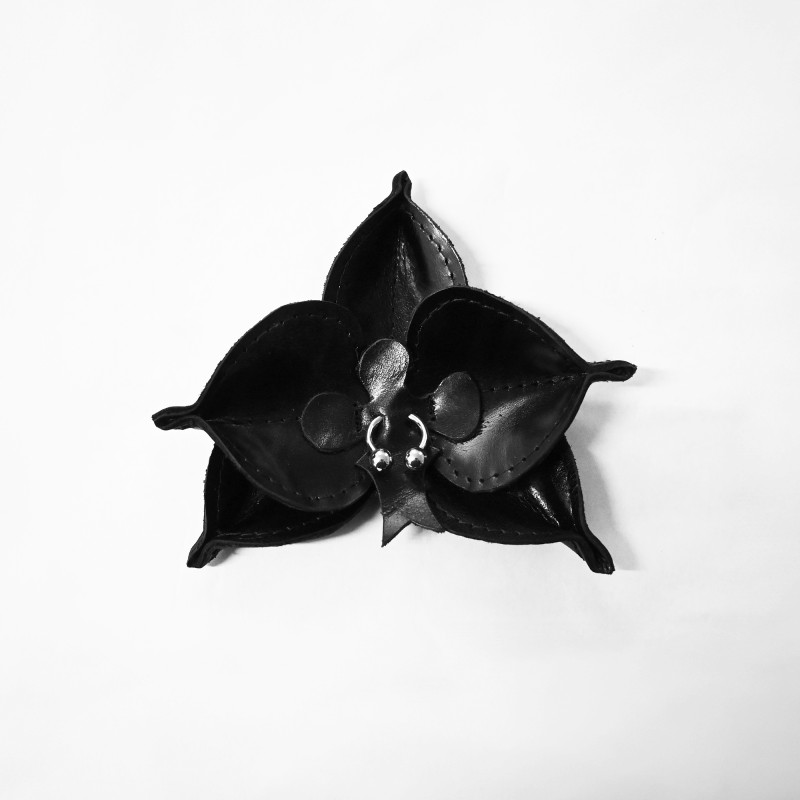 Orchidée en cuir noir avec...