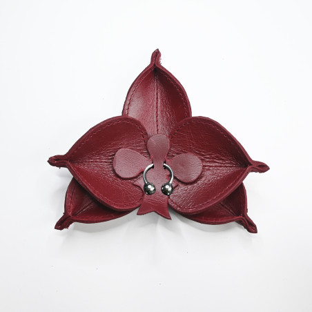 Orchidée en cuir bordeaux avec piercing