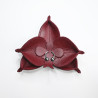 Orchidée en cuir bordeaux avec piercing