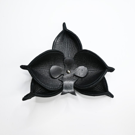 Orchidée en cuir noir